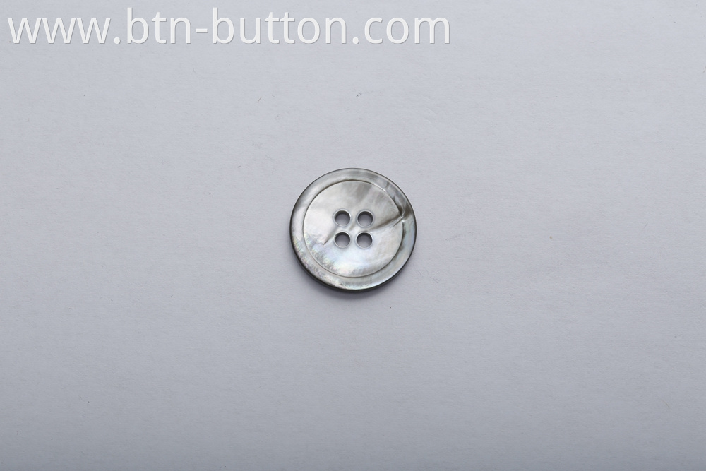 Four-hole shell buttons for shirts
